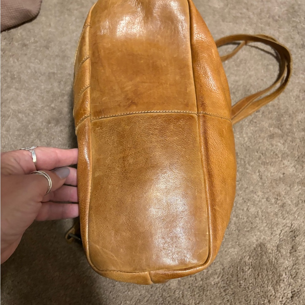 Elegant Tan Crossbody Bag - Picture 4 of 7